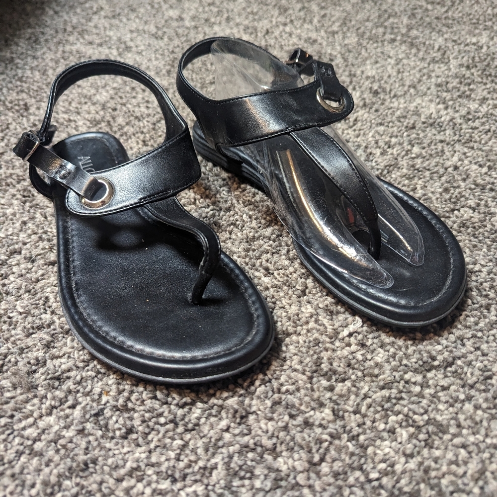 Flat sandals